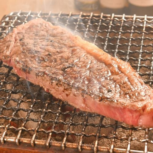 炭に直接焼き上げる!お肉料理